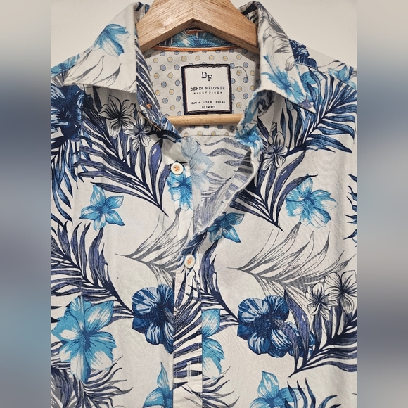 Denim & Flower Button Down Tropical Hawaiian Print, Short Sleeve Shirt. Mens Med - Picture 2 of 9